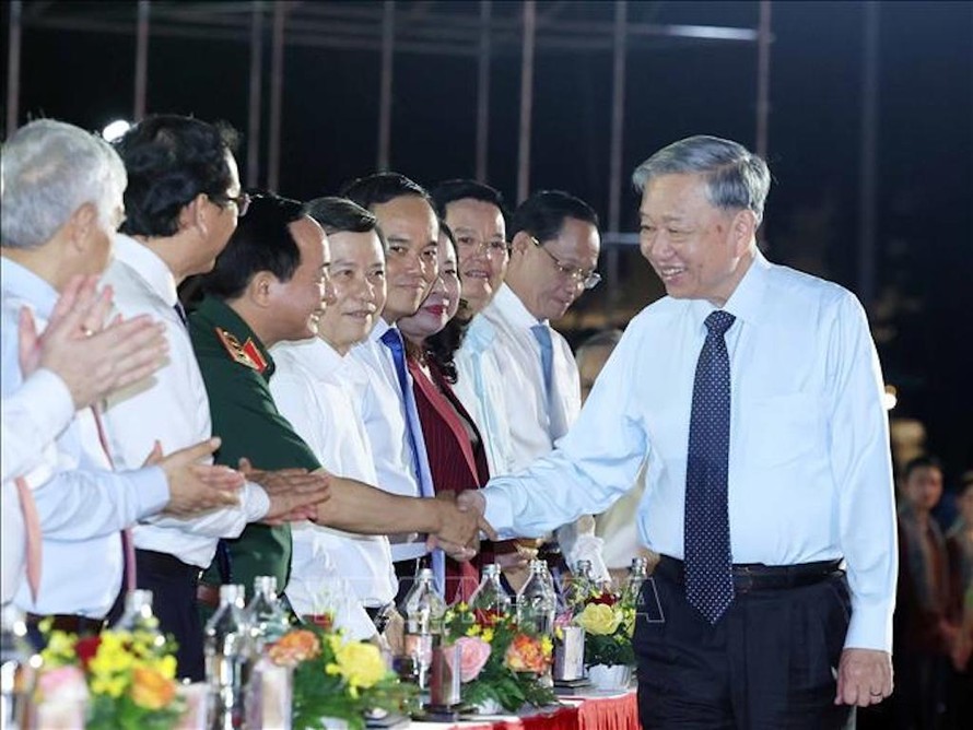 Tổng Bí thư Tô Lâm đến dự chương trình nghệ thuật. 