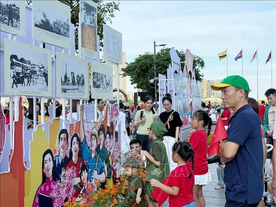 Người dân tham quan triển lãm.