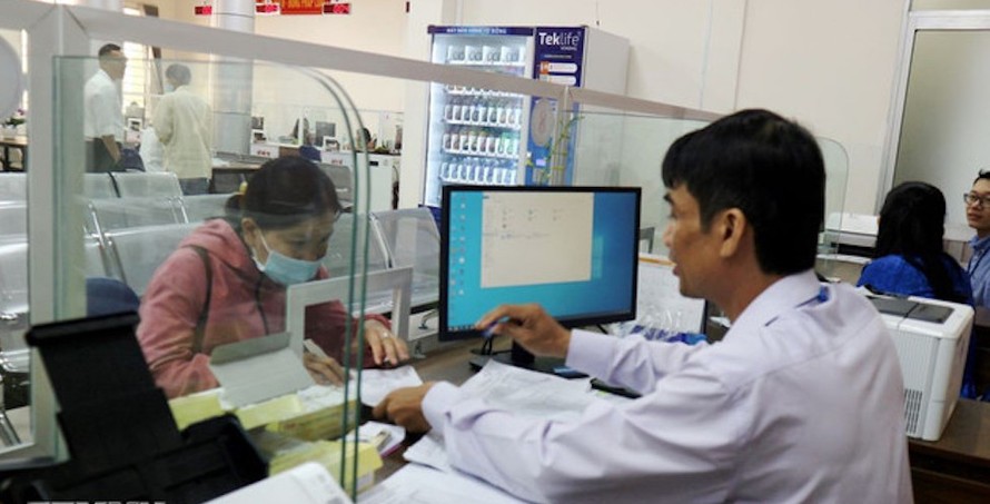 Cán bộ hướng dẫn người dân Cần Thơ khai thủ tục hành chính. (Ảnh minh hoạ)