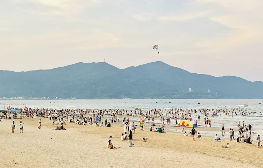 Biển Đà Nẵng hút khách trong dịp lễ.