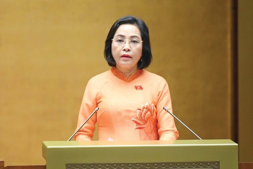 Phó Chủ tịch Quốc hội Nguyễn Thị Thanh trình bày Tờ trình về việc rút ngắn nhiệm kỳ Quốc hội Khóa XV và Hội đồng nhân dân các cấp nhiệm kỳ 2021 - 2026.