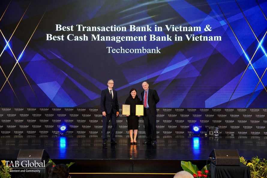 Bà Phùng Thị Thu Hương - đại diện Techcombank nhận giải Giải pháp thu hộ tích hợp tùy biến tốt nhất khu vực châu Á - Thái Bình Dương.