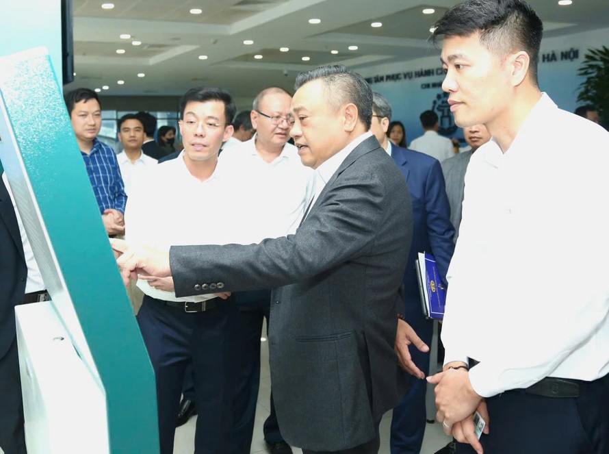 Chủ tịch UBND TP Hà Nội Trần Sỹ Thanh kiểm tra quy trình nộp hồ sơ trực tuyến dịch vụ công.