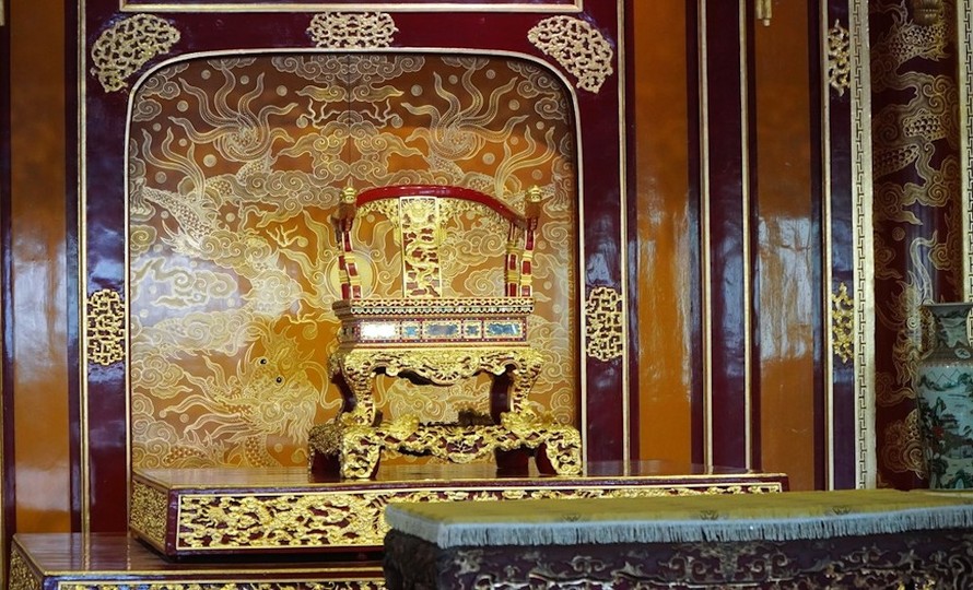 Ngai vàng bản phục chế đang trưng bày tại điện Thái Hòa thay cho bảo quốc gia Ngai vua triều Nguyễn bị xâm hại ngày 24/5 vừa qua.