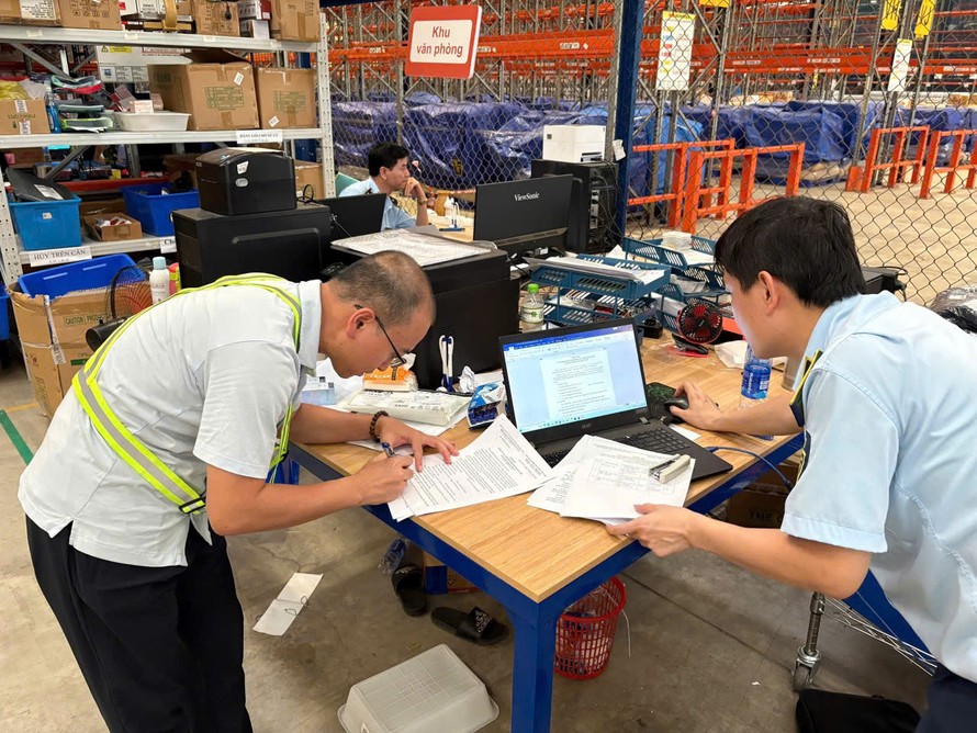 Lực lượng chức năng tỉnh Bắc Ninh kiểm tra tại Công ty Cổ phần Chuỗi cung ứng Thương mại Á Châu. 