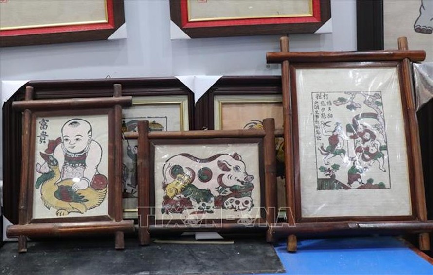 Sản phẩm tranh khung trúc dân gian Đông Hồ.