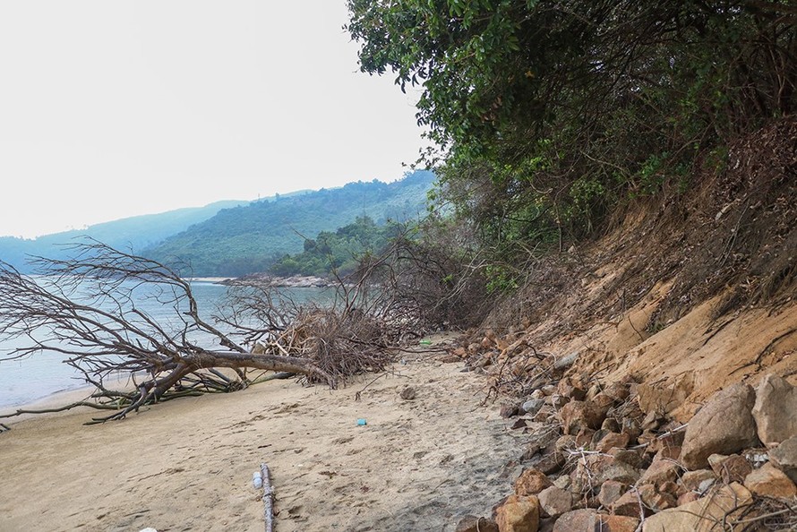 Tình trạng sạt lở bờ biển nghiêm trọng, đe dọa đến sự an toàn và tính nguyên trạng của di tích Trạm Nam Chơn. (Ảnh: danang.gov.vn)