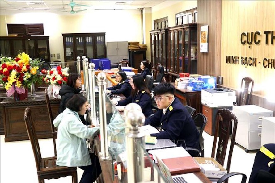 Người dân, doanh nghiệp đến làm thủ tục hành chính tại Chi cục thuế khu vực IV (tỉnh Hưng Yên).