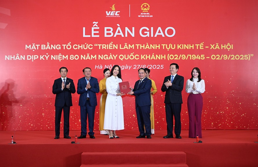 Nghi thức bàn giao mặt bằng tổ chức "Triển lãm thành tựu kinh tế - xã hội nhân dịp kỷ niệm 80 năm ngày Quốc khánh" dưới sự chứng kiến của Phó Thủ tướng Chính phủ Mai Văn Chính, Trưởng Ban Chỉ đạo Triển lãm và Bộ trưởng Bộ Văn hóa, Thể thao và Du lịch Nguyễn Văn Hùng, Trưởng Ban tổ chức Triển lãm