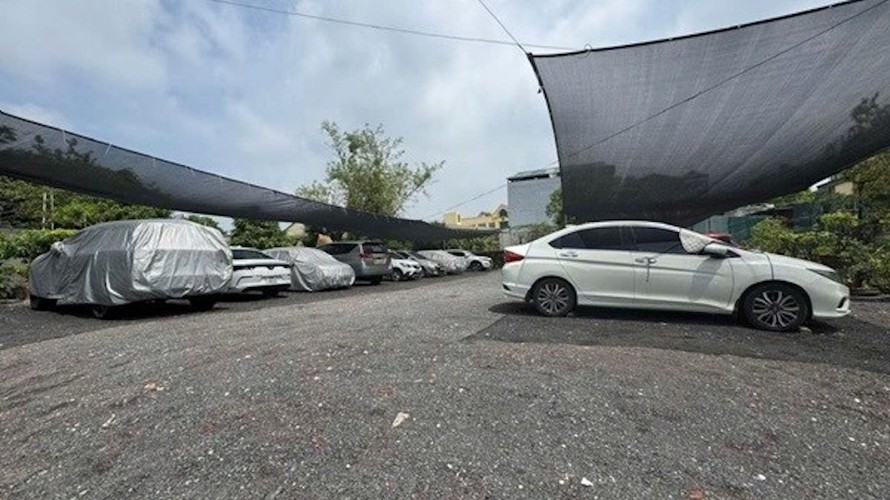 Nhiều bãi đỗ xe tại các đô thị lớn như Hà Nội hay TP.HCM đang thiếu quy chuẩn an toàn (Ảnh: Lao động)