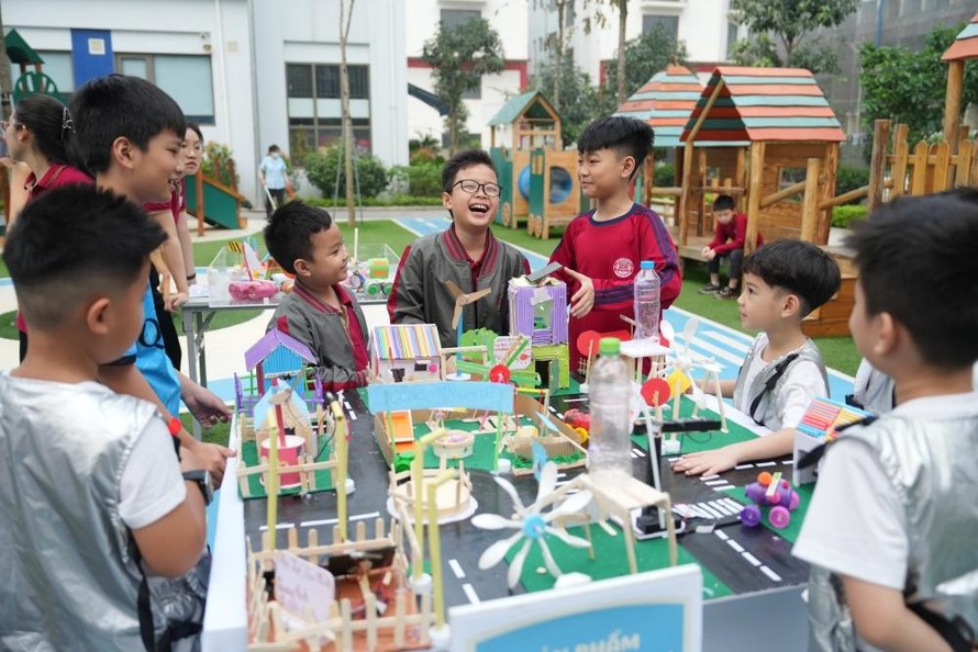 Các em học sinh học cách bảo vệ môi trường thông qua hoạt động tái chế trong khuôn khổ chiến dịch Trường học Lành mạnh nhất AIA của trường Times School Khai Sơn