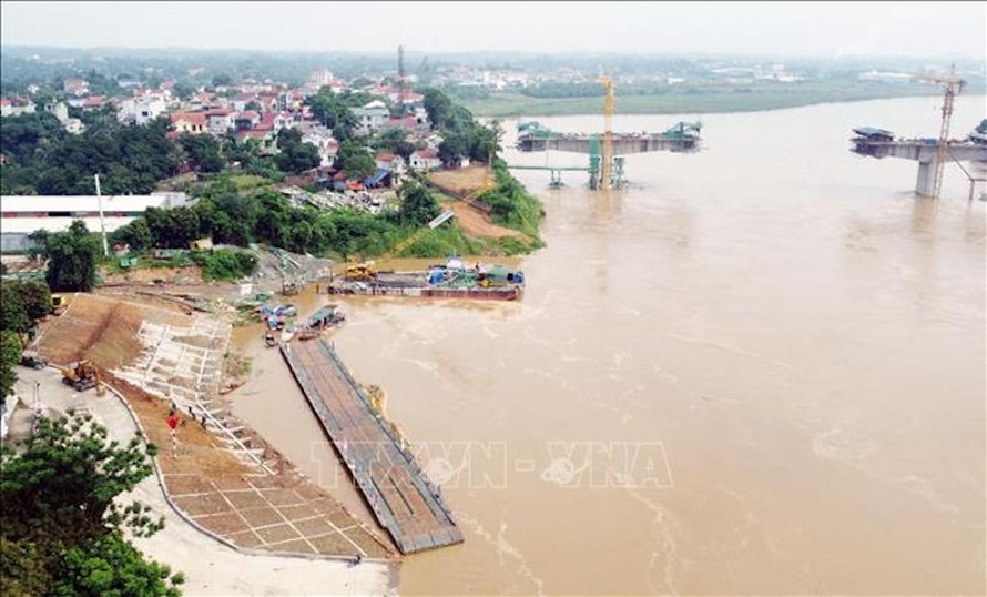 Nhiều phương tiện được tập trung để phục vụ xây dựng cầu Phong Châu và vận hành cầu phao, phà quân sự ngay tại khu vực cầu Phong Châu. 