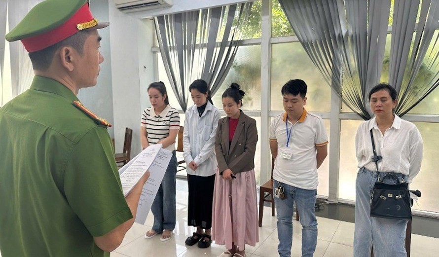 Cơ quan cảnh sát điều tra Công an thành phố Đà Nẵng tống đạt các quyết định khởi tố vụ án, khởi tố bị can nhóm "bác sĩ giả" Phòng khám đa khoa quốc tế Đà Nẵng. (Ảnh: Công an cung cấp)