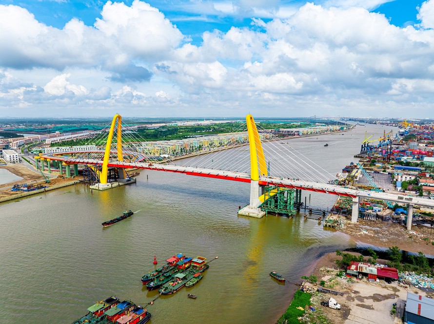 Cầu Hoàng Gia đóng vai trò kết nối nội đô lịch sử và cực phát triển mới bên kia sông Cấm