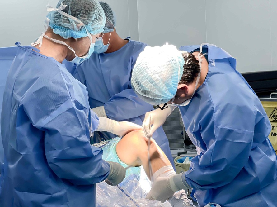 Kỹ thuật nội soi ít xâm lấn giúp bảo tồn mô lành, giảm đau sau mổ cho bệnh nhân có nhiều bệnh lý nền.