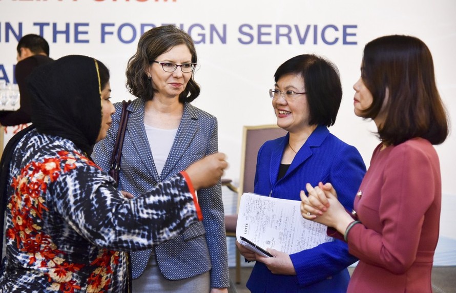 Đại sứ Nguyễn Thị Nguyệt Nga (áo xanh) trong một sự ngoại giao