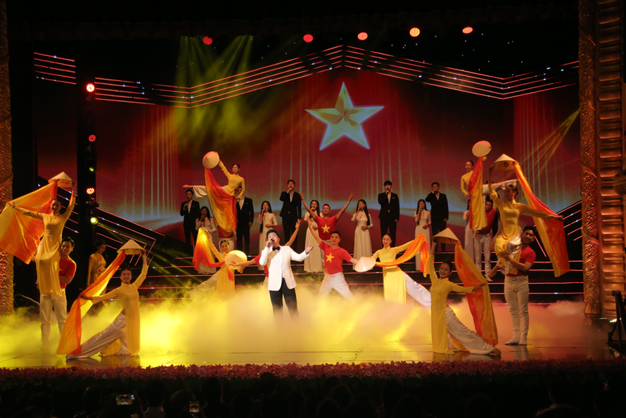 NSND Quốc Hưng biểu diễn tại chương trình.