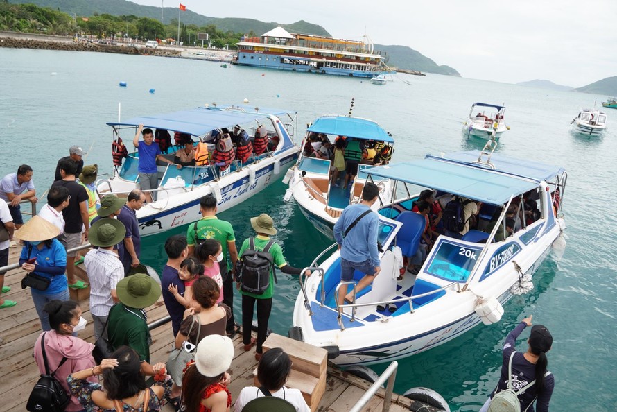 Du khách trải nghiệm các dịch vụ du lịch tại đặc khu Côn Đảo. 