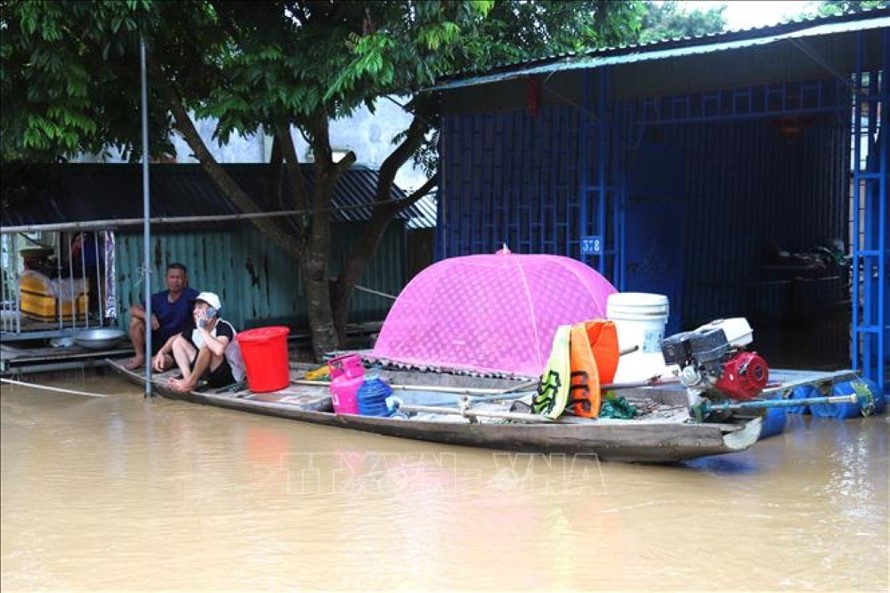 Nhiều nhà dân tại xóm Vĩnh Hoàn, xã Con Cuông bị ngập sâu khi nước sông Lam vẫn dâng cao. Ảnh: Xuân Tiến/TTXVN