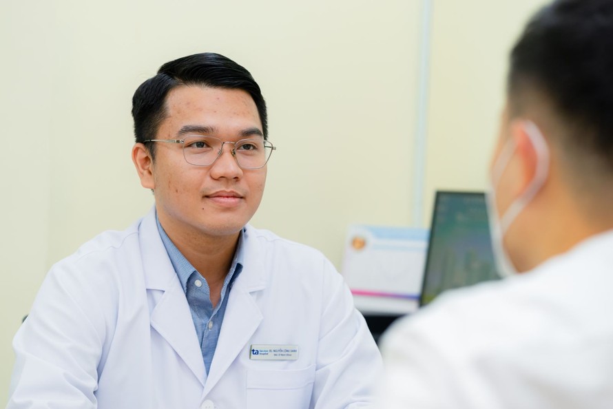 Bác sĩ Nguyễn Công Danh khám và tư vấn phác đồ điều trị vô sinh, hiếm muộn nam giới. Ảnh: BV