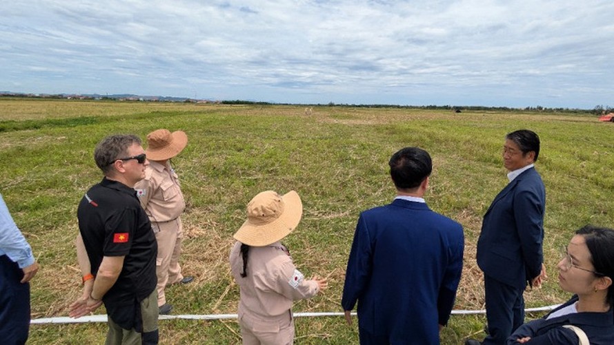 Các đại biểu tham quan khu đất đã sạch bom mìn tại Quảng Trị. (Ảnh: Đại sứ quán Nhật Bản tại Việt Nam)