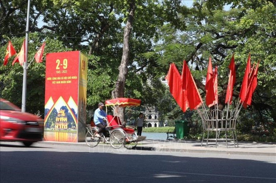 Băng rôn, biểu ngữ được trang hoàng quanh khu vực Hồ Hoàn Kiếm. Ảnh tư liệu: TTXVN