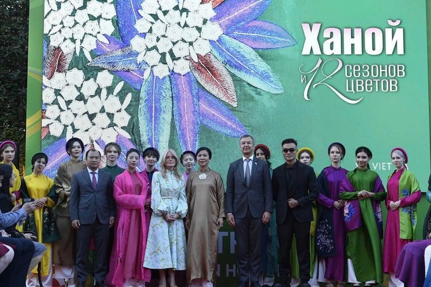 Phu nhân Ngô Phương Ly bên cạnh Phó Thị trưởng Moscow Natalya Sergunina và các thành viên tham gia trình diễn áo dài Việt Nam tại sự kiện.