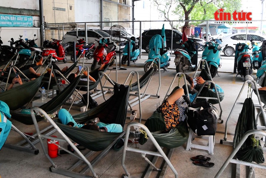 Không thể phủ nhận tiện ích rõ rệt từ các quán cà phê, ăn uống kết hợp trạm sạc.