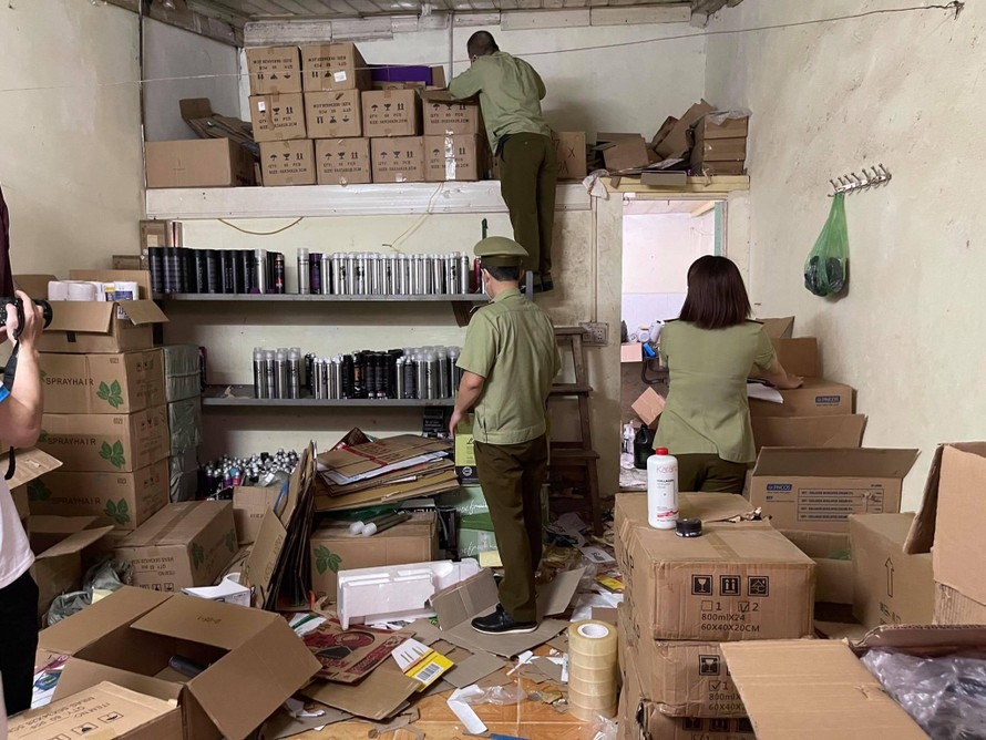 Lực lượng chức năng tiến hành kiểm tra cơ sở kinh doanh của ông Trần Đức Trường làm chủ, tại địa chỉ ngõ 56 đường Cầu Vồng, phường Đức Thắng, Bắc Từ Liêm, Hà Nội.