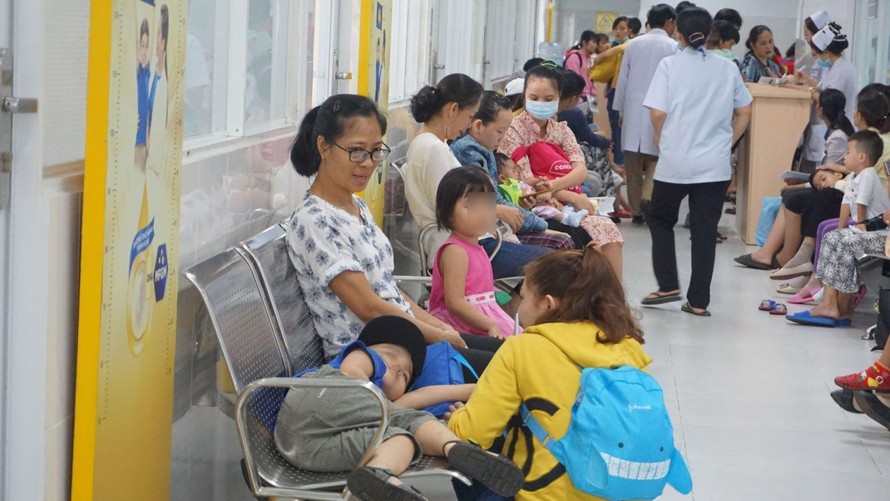 cảnh quá tải tại BV Nhi TƯ.