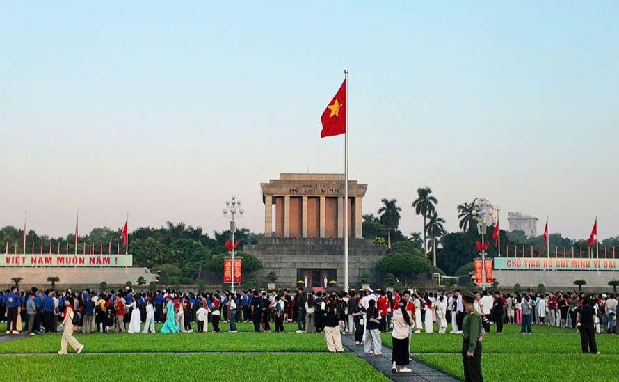 Trong không khí trang nghiêm, hình ảnh lá quốc kỳ tung bay trước Lăng Chủ tịch Hồ Chí Minh đã khơi dậy lòng tự hào dân tộc sâu sắc trong trái tim mỗi người con đất Việt có mặt tại Thủ đô.