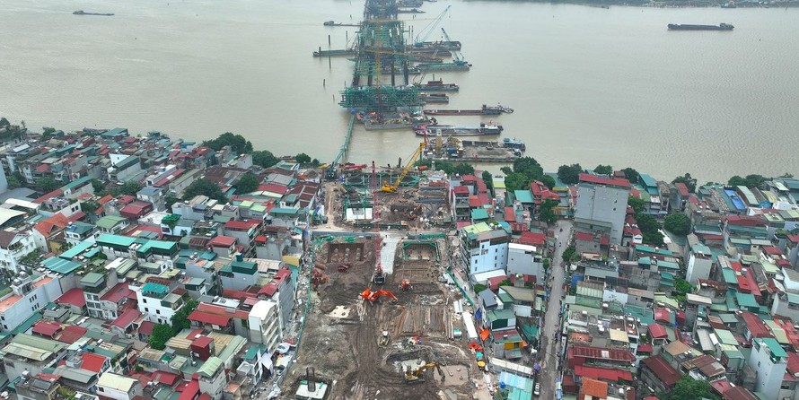 Cầu Trần Hưng Đạo có chiều dài toàn tuyến khoảng 4,18 km, điểm đầu tại nút giao ngã 5 Trần Hưng Đạo - Trần Thánh Tông và điểm cuối kết nối với phố Nguyễn Sơn