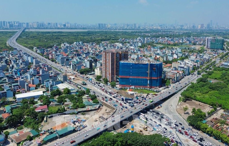 Nút giao Đàm Quang Trung - Cổ Linh hướng lên cầu Vĩnh Tuy về trung tâm xe đông, di chuyển chậm