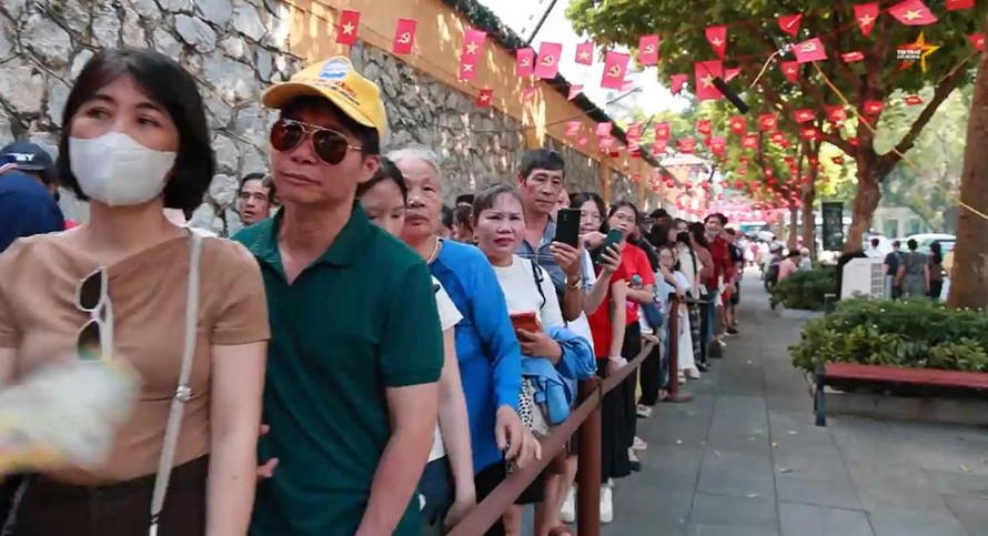 Tất cả du khách đều kiên nhẫn chờ đợi để được vào thăm di tích