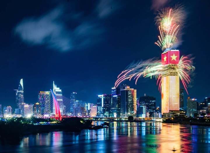 Tại TPHCM, chương trình bắn pháo hoa nghệ thuật diễn ra từ 21 giờ đến 21 giờ 15 phút ngày 2/9 tại bảy điểm.