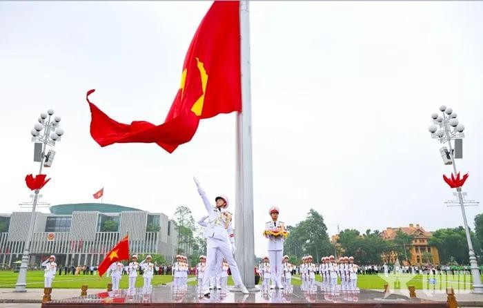 Quốc kỳ tung bay trên Quảng trường Ba Đình