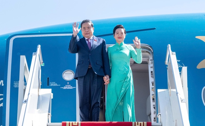 Chủ tịch Quốc hội Trần Thanh Mẫn và phu nhân tới Ulaanbaatar, bắt đầu chuyến thăm chính thức Mông Cổ.