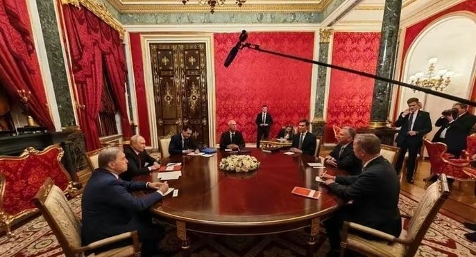 Tổng thống Nga Vladimir Putin (thứ 2, theo chiều kim đồng hồ) trong cuộc gặp hai Đặc phái viên của Tổng thống Mỹ Donald Trump, ông Steve Witkoff (thứ 6) và Jared Kushner (thứ 5) tại Moskva, ngày 5/9. 