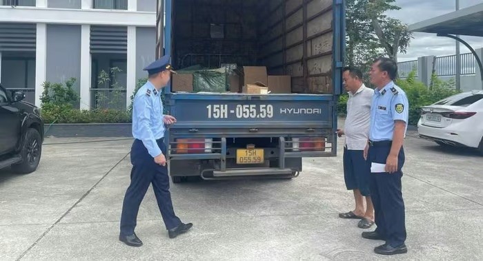 Đội Quản lý thị trường số 1 tiến hành khám phương tiện BKS 15H-055.59.