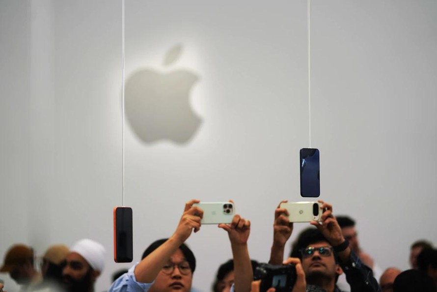 Khách hàng trải nghiệm các sản phẩm của Apple tại Cupertino, California, Mỹ. 