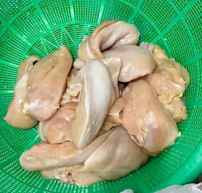 Phụ huynh phát hiện thịt gà có mùi lạ.