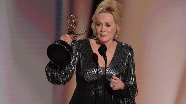 Jean Smart làm nên lịch sử giải Emmy với 5 lần liên tiếp thắng giải nhờ "Hacks"