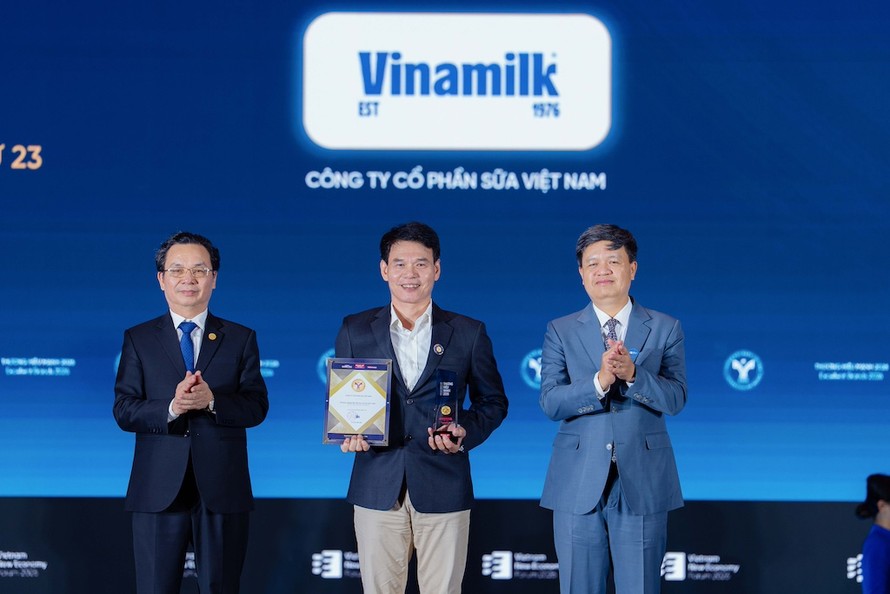 Ông Phạm Tuyên – Giám đốc Chi nhánh Vinamilk Hà Nội, đại diện Vinamilk nhận vinh danh Top 10 Thương hiệu Doanh nghiệp Dẫn đầu khu vực kinh tế tư nhân tại Thương hiệu Mạnh 2026. 