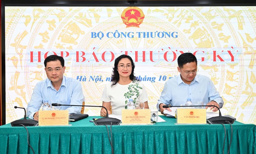Thứ trưởng Bộ Công Thương Phan Thị Thắng chủ trì họp báo.