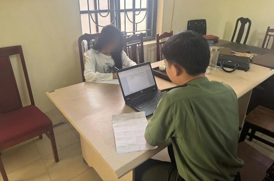 Phòng An ninh mạng và phòng, chống tội phạm sử dụng công nghệ cao (Công an tỉnh) vừa tiến hành làm việc với L.T.C. Nguồn ảnh: Công an Hưng Yên