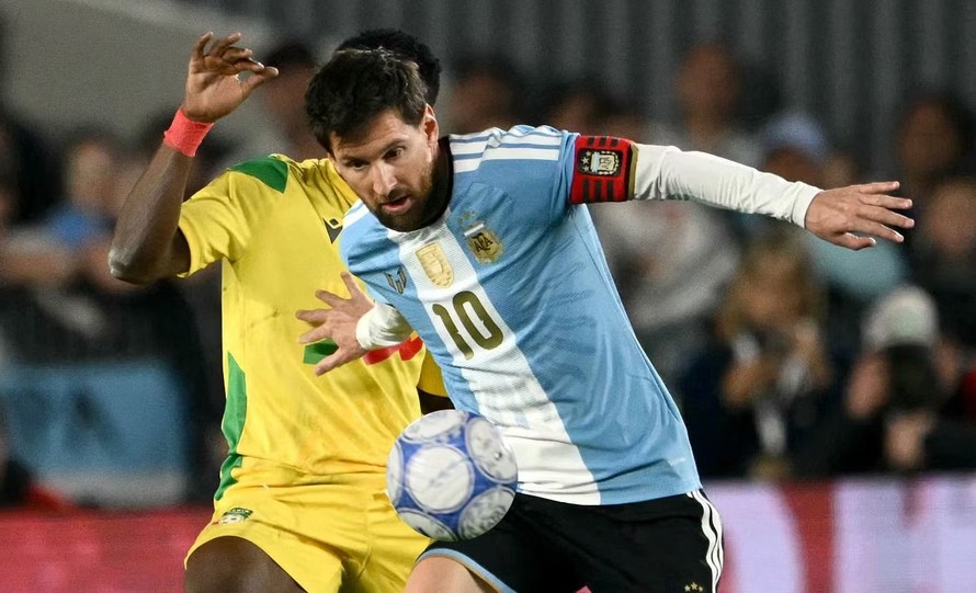 Messi bỏ lỡ ít nhất 2 cơ hội trong hiệp 1 trước khi bùng nổ ở hiệp 2.