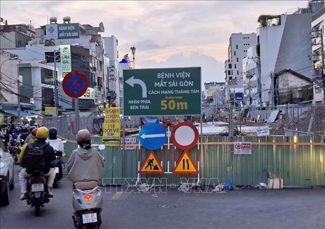 Đường Cách Mạng Tháng Tám đang được rào chắn để thi công nhà ga metro Bến Thành - Tham Lương.