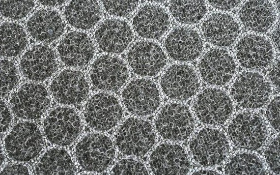 Bộ lọc bọt Niken bắt, xử lý và tiêu diệt virus SARS-CoV-2 và các mầm bệnh khác. (Ảnh: Nhân Dân điện tử)