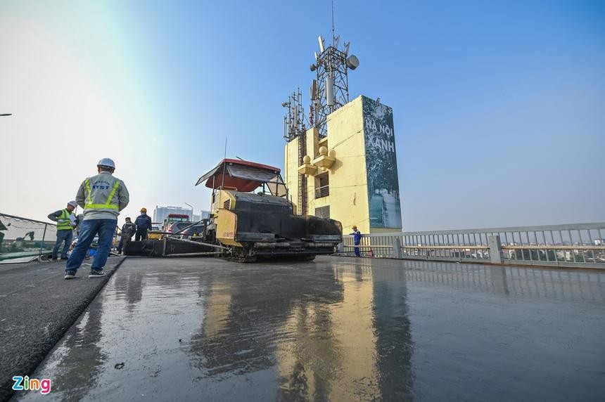 Mặt cầu Thăng Long được thảm bê tông nhựa. Ảnh: Việt Linh/Zing