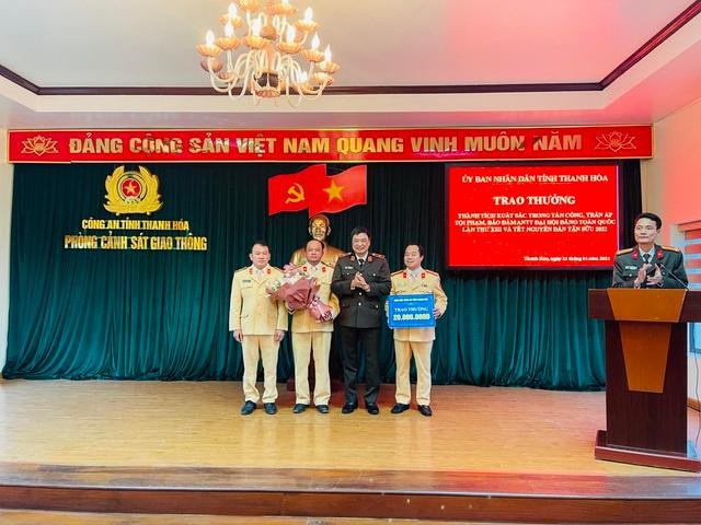 Ông Trần Phú Hà, Giám đốc Công an tỉnh Thanh Hóa trao thưởng đến cán bộ cảnh sát thuộc Phòng CSGT. (Ảnh: Dân Trí)